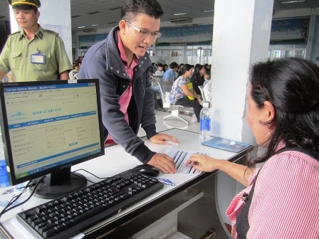 Để hành khách có thể lên tàu về quê, ngành đường sắt phải cho hành khách sửa thông tin trên vé