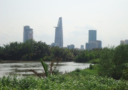 Bán đảo Thủ Thiêm còn hoang sơ nên lưu lượng giao thông giữa trung tâm TP với Thủ Thiêm chưa cao