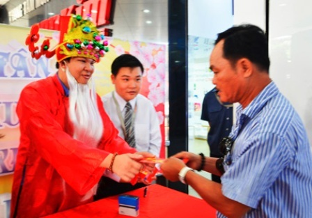Doanh nghiệp đua nhau lì xì may mắn đầu Xuân cho khách hàng - 1 Nguyễn Kim tặng lì xì tiền mặt 200.000 đồng cho khách hàng như 1 lời chúc mừng, tri ân