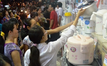 Nhiều mặt hàng gia dụng tại Nguyễn Kim giảm rất mạnh, như: