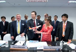VietJetAir và Airbus chốt hợp đồng "khủng" 100 máy bay - 1 Đại diện 2 hãng ký kết hợp đồng tại