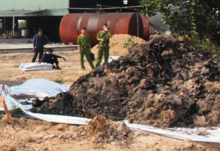 Chất thải đen kịp trộn lẫn
với đất cát được khai quật lên