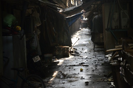 Cảnh hoang tàn ở cư xá
Thanh Đa