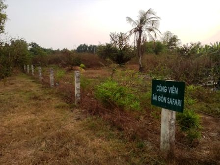 Công trình hiếm hoi được dựng lên là những hàng rào thấp lè tè và tấm biển bé con con