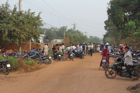 Sáng 6/3, người dân
địa phương vẫn tụ tập quanh căn nhà xảy ra án mạng bàn tán xôn xao