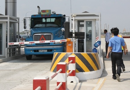 Trạm thu phí dày đặc
ở TPHCM đang là nỗi ám ảnh của các doanh nghiệp vận tải