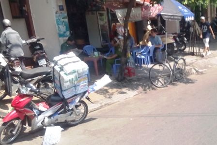 TPHCM yêu cầu “làm sạch” lòng lề đường, vỉa hè - 1 Vỉa hè bị chiếm dụng
để buôn bán, lòng đường thì đậu xe là hình ảnh thường thấy ở TPHCM