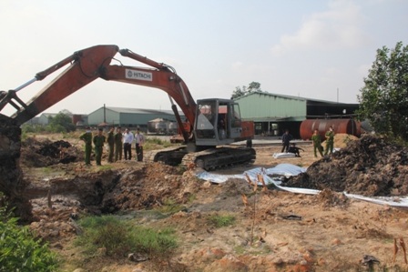 Cơ quan chức năng đào
bới khu vực doanh nghiệp chôn chất thải trái phép
