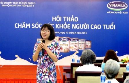 Tư vấn tại Hội thảo Chăm sóc sức khỏe người cao tuổi.