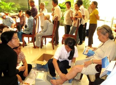 Đo, kiểm tra loãng xương cho người cao tuổi tham gia chương trình