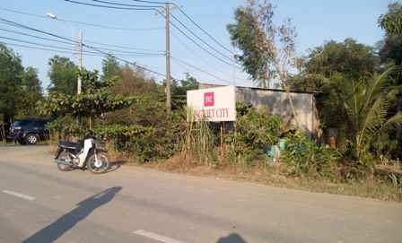Nhiều hộ dân không
tin tưởng dự án sẽ triển khai nên cương quyết bám trụ mảnh đất này