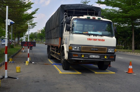Còn tổ chức kiểm tra tải trọng xe trên đường, còn... chung chi!