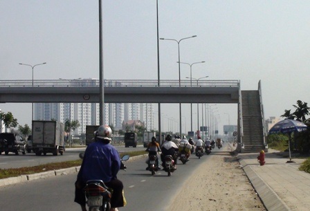 TPHCM hiện có rất
nhiều cầu bộ hành nhưng khá vắng khách