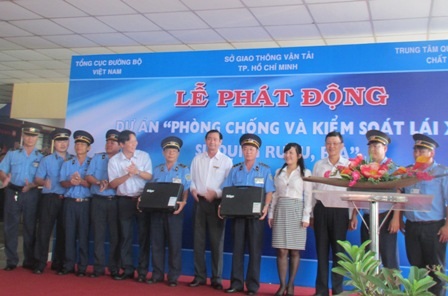 Trao tặng máy đo nồng độ cồn cho Thanh tra Giao thông TPHCM (