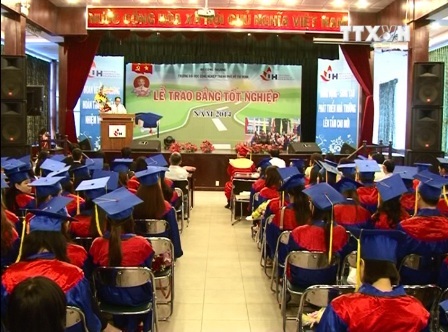 Trao bằng tốt nghiệp cho 2.161 sinh viên khoa Tài chính - Ngân hàng - 1 Lễ bế giảng và trao bằng tốt nghiệp của