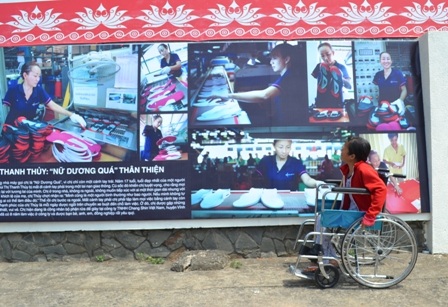 NKT đến xem triển lãm ảnh “Sống và Làm”