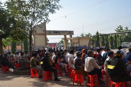 Hàng trăm người, chủ yếu là các công nhân, đến theo dõi phiên xử