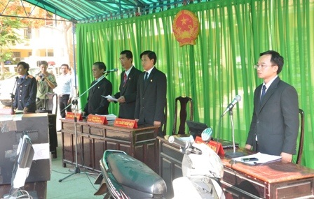 Chủ tọa phiên tòa công bố quyết định đưa vụ án ra xét xử