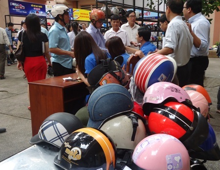 Đội mũ bảo hiểm như thế nào để không bị xử phạt?