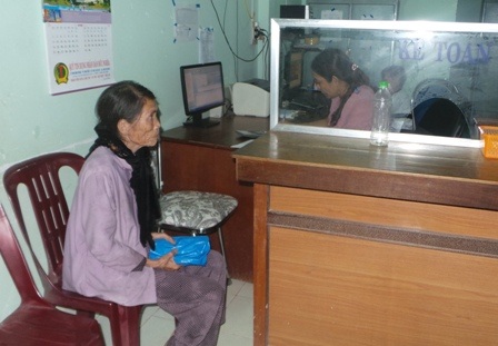 Làm thủ tục lập sổ tiết kiệm cho cụ Phương tại Quỹ tín dụng Nhân dân xã Nghị Đức