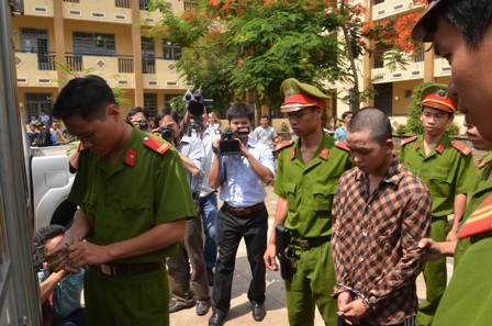 Bị cáo Tường được dẫn giải ra xe về trại giam