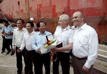 Long trọng chào mừng
thuyền trưởng và hoa tiêu dẫn tàu vào