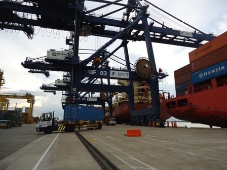 Những container hàng
đầu tiên trên tàu Northern Genius được hạ tải