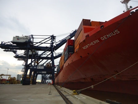 Cảng SPCT có hệ thống
cẩu tháp hiện đại, đủ sức phục vụ những con tàu khổng lồ