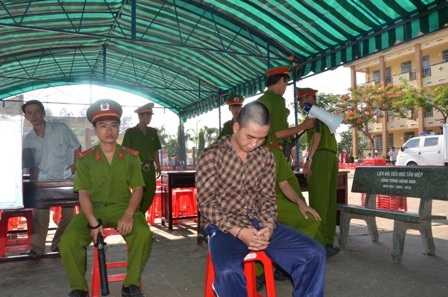 Bị cáo được đưa vào phiên tòa, chờ xét xử