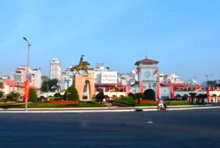 TPHCM: Di dời tượng đài trước chợ Bến Thành - 1 TPHCM: Di dời tượng đài trước chợ Bến Thành