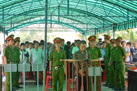 Bị cáo đứng nghe hội đồng xét xử tuyên án