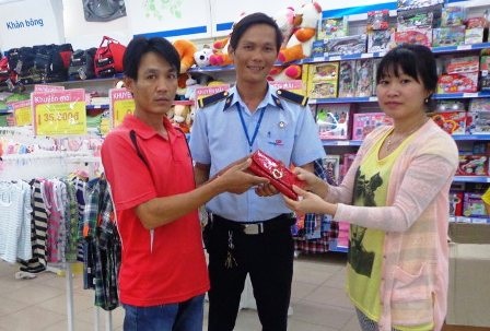 Bảo vệ siêu thị trả lại 70 triệu đồng cho khách để quên - 1 Giao trả chiếc ví có tài sản khoảng 70 triệu đồng bên trong cho khách đánh rơi