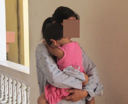 Nhiều trẻ dưới 6 tuổi đã bị xâm hại tình dục, cưỡng bức lao động - 1 Một bé gái 3 tuổi là nạn nhân của một vụ hiếp dâm trẻ em (Ảnh: Hoàng Lam)