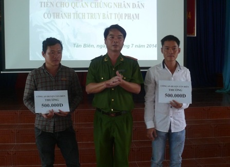 Thiếu tá Nguyễn Minh Phụng, Phó trưởng Công an huyện Tân Biên trao thưởng cho anh Tiến và Lộc