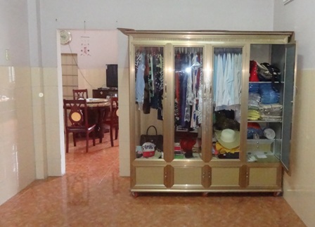 Do nhà không có két
sắt, ông Hưởng để tiền trong hộc tủ quần áo