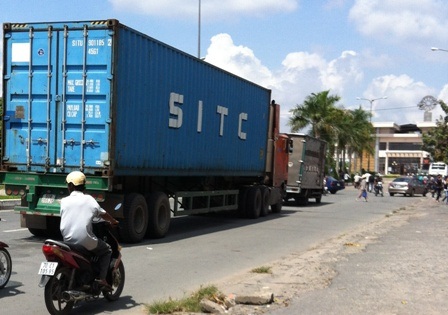 Xe container dừng trước cửa khẩu không chịu đóng mức phí mớ