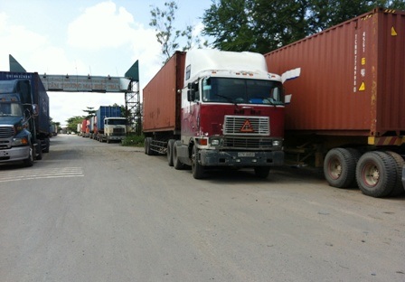 Xe container chen chúc xếp hàng dài trên con đường dẫn vào cửa khẩu