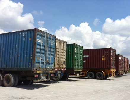 Xe container đậu kín các bãi đất trống quanh cửa khẩu