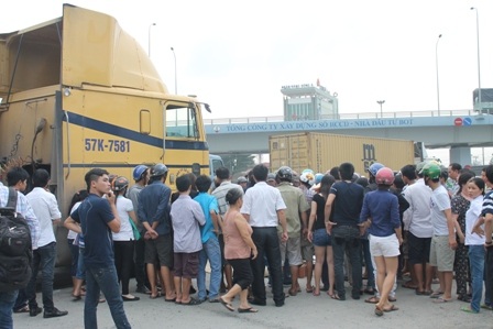 Container tông xe máy, một cụ ông chết thảm - 2 Vụ tai nạn khiến khu vực vòng xoay ngã tư Vũng Tàu kẹt xe nặng