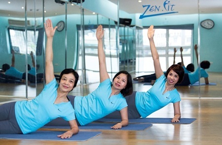 Chị Hạnh (bên phải ngoài cùng) tự
tin thể hiện các bài tập cùng đội viên lớp Yoga người cao tuổi