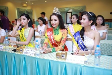 Hoa hậu Nguyễn Cao Kỳ Duyên duyên dáng với áo dài