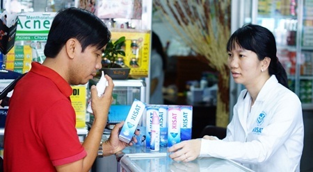 Chỉ dấu nước biển sâu đích thực - 2 Khách hàng đang mua nước biển sâu tại
nhà thuốc Quỳnh Giao (Q. Tân Phú)