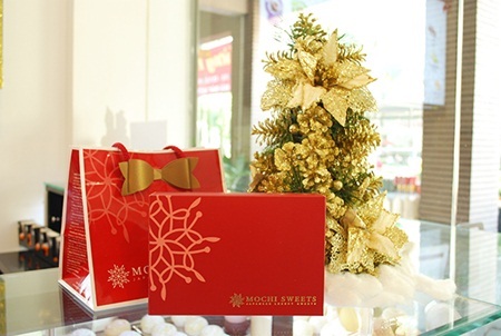 Mochi Sweets - Món quà Noel mới lạ từ những trái tim yêu thương - 2 Hộp và túi Mochi
Sweets sang trọng và tinh tế thích hợp dành làm quà tặng.