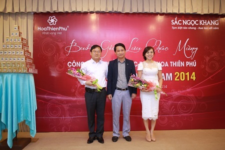 Hoa hậu Nguyễn Cao Kỳ Duyên duyên dáng với áo dài