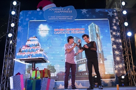 Nhóm Hài Trấn Thành đã mở đầu làm nóng chương trình với
tiểu phẩm hài vui nhộn