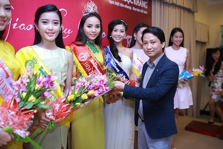 Hoa hậu Nguyễn Cao Kỳ Duyên duyên dáng với áo dài