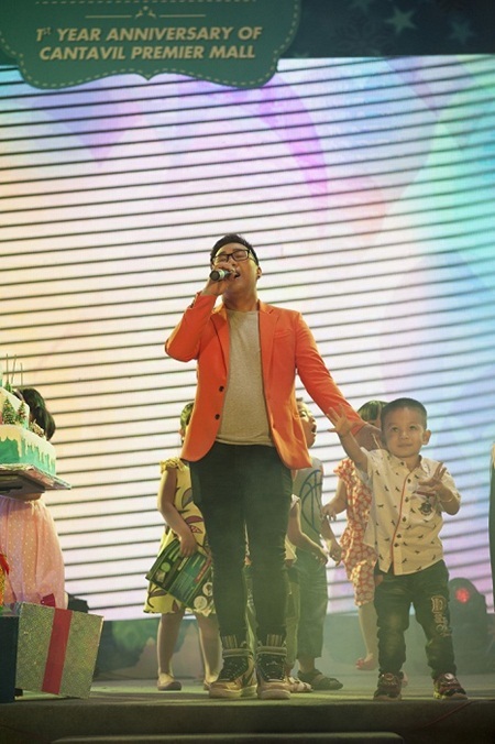 Nhóm Hài Trấn Thành đã mở đầu làm nóng chương trình với
tiểu phẩm hài vui nhộn