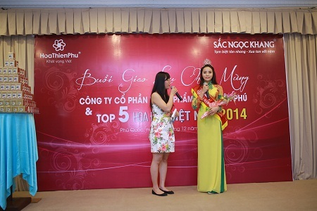 Hoa hậu Nguyễn Cao Kỳ Duyên duyên dáng với áo dài