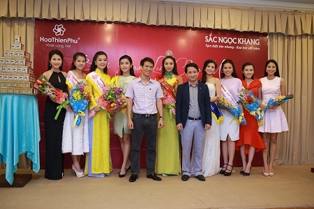 Top 10 Hoa hậu Việt Nam chụp ảnh lưu niệm cùng đại diện
Công ty Cổ phần Dược Phẩm Hoa Thiên Phú