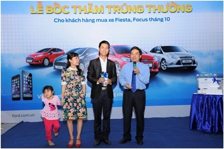 Đại
diện Ford Việt Nam trao giải cho anh Lê Việt Anh